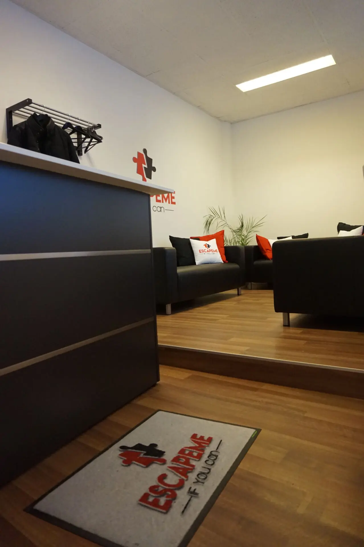Moderne Lobby mit Wartelounge – EscapeMe Escape Room Linz