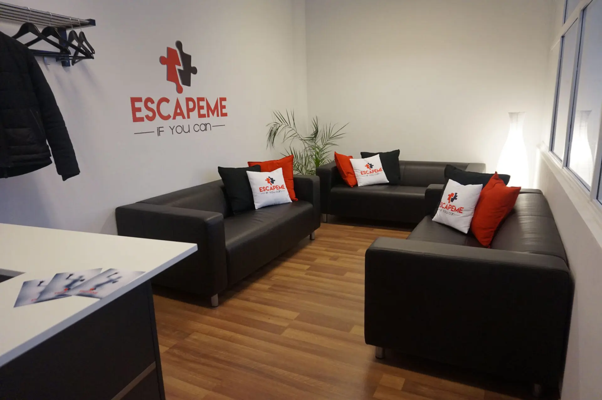 Gemütlicher Aufenthaltsbereich vor dem Spiel – EscapeMe Linz