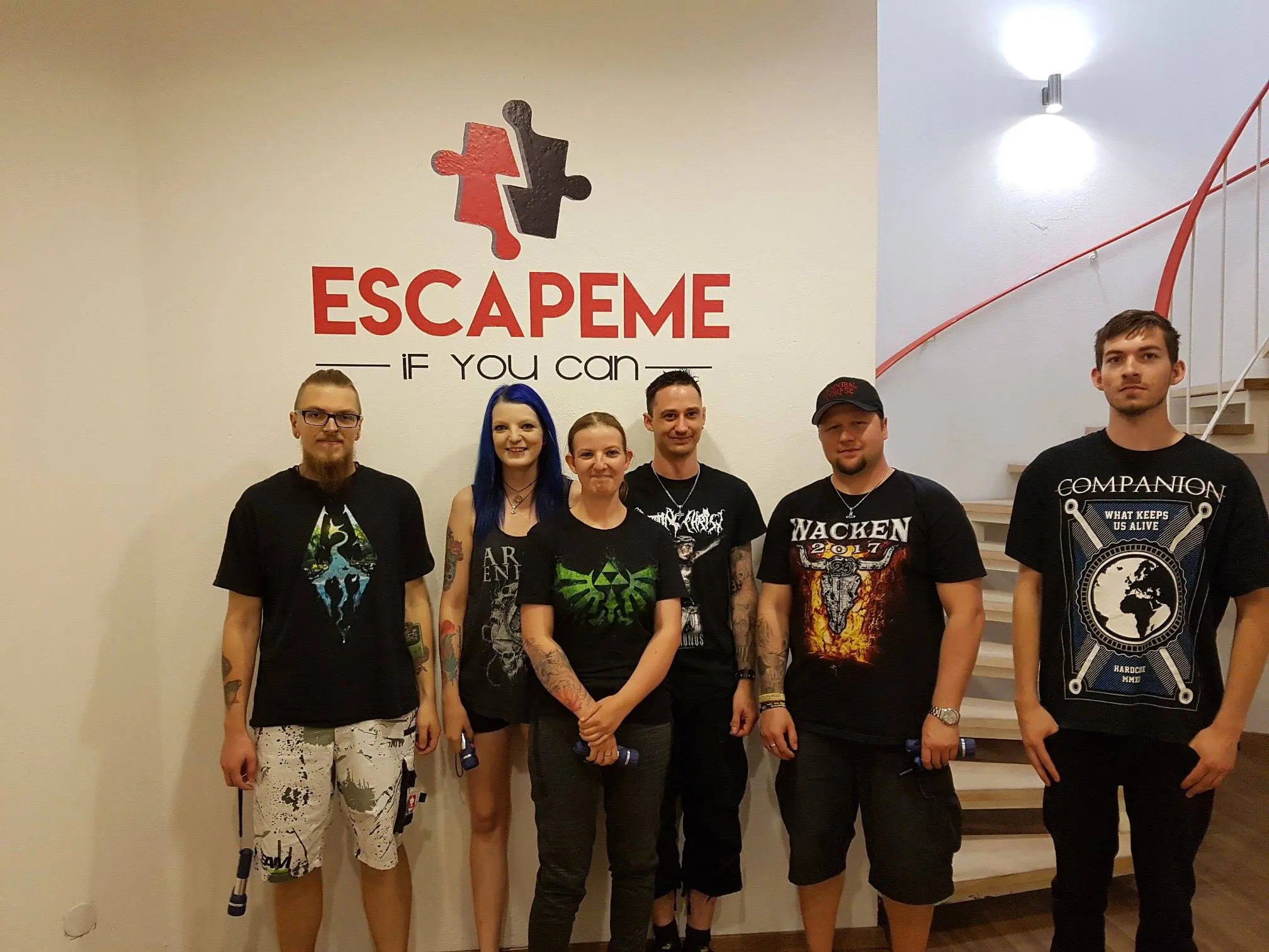 Freunde feiern ihren Escape Room Erfolg in Linz