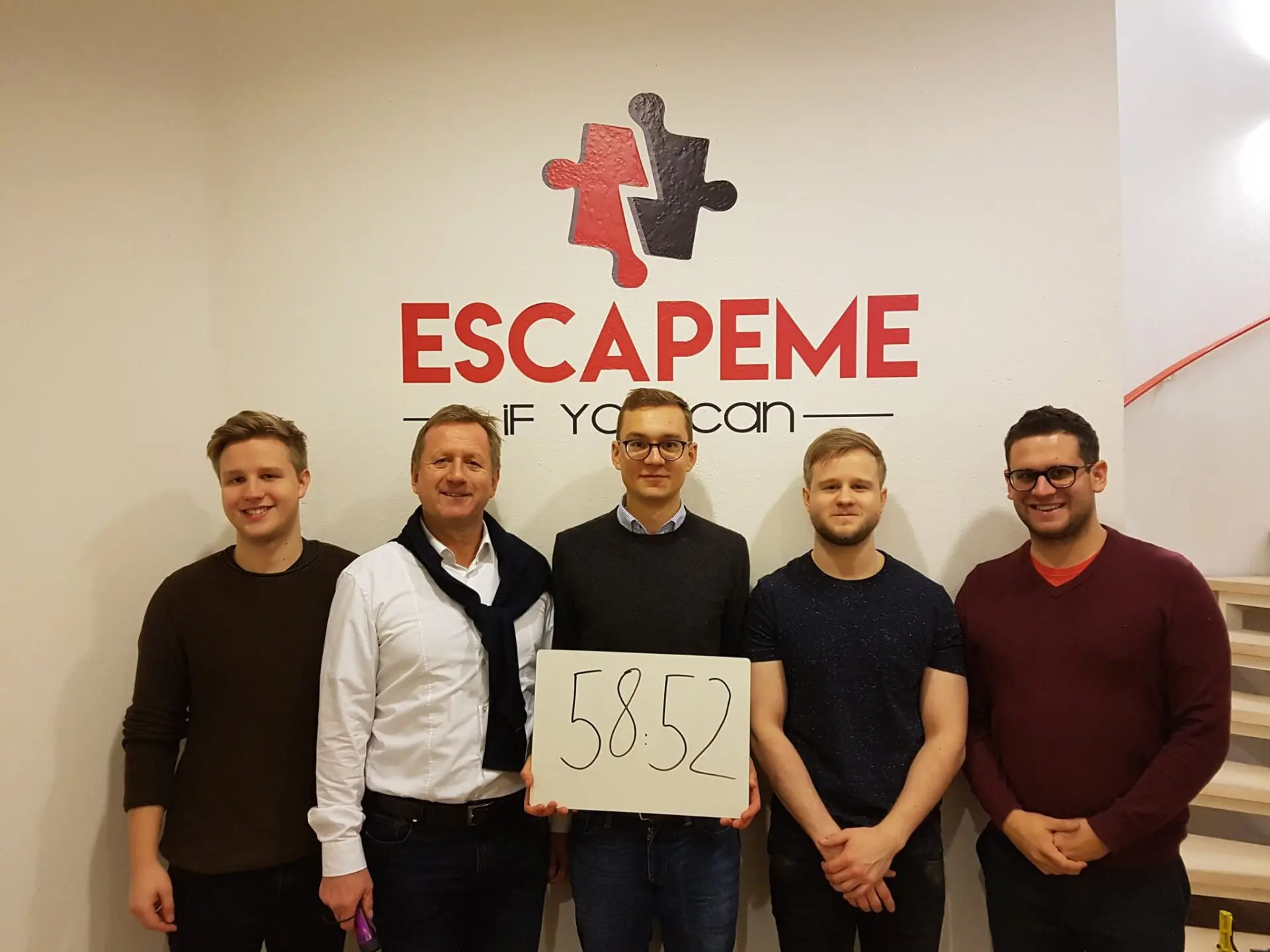 Spieler nach dem Knacken der Rätsel bei EscapeMe Linz