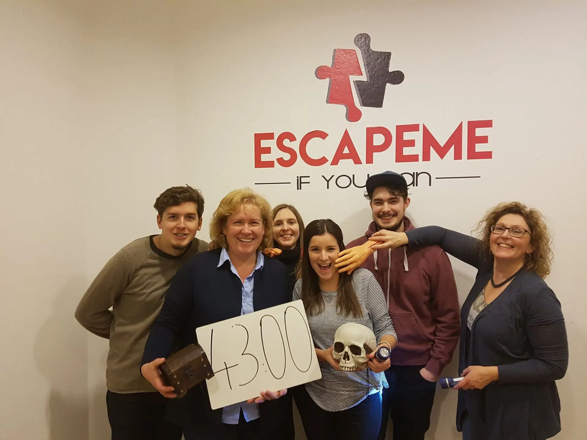Glückliches Team nach 60 Minuten Escape Room Spannung