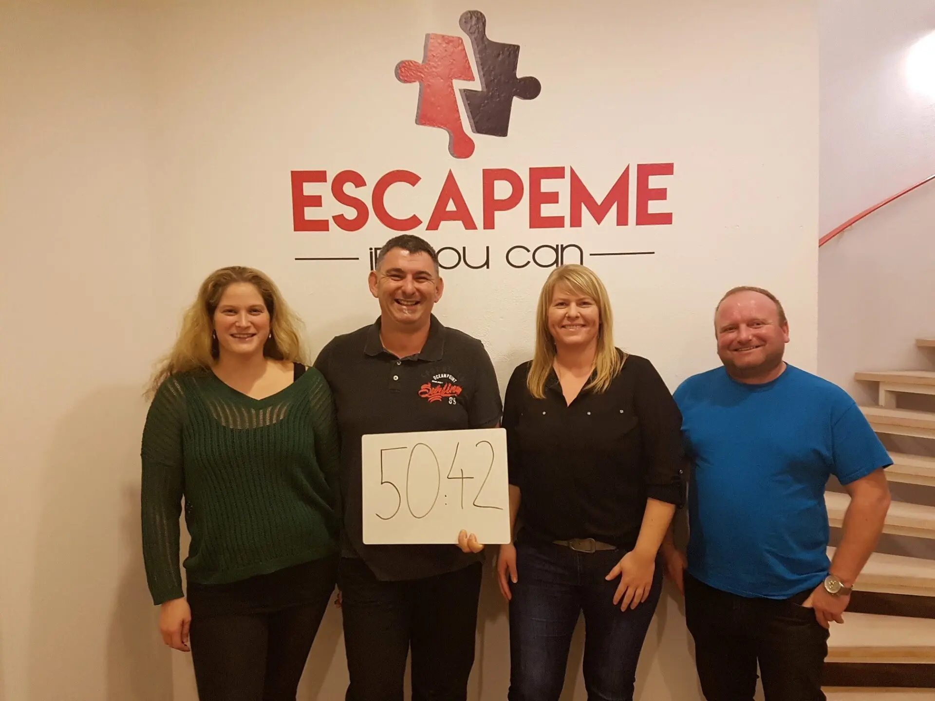 Freunde feiern ihren Escape Room Erfolg in Linz
