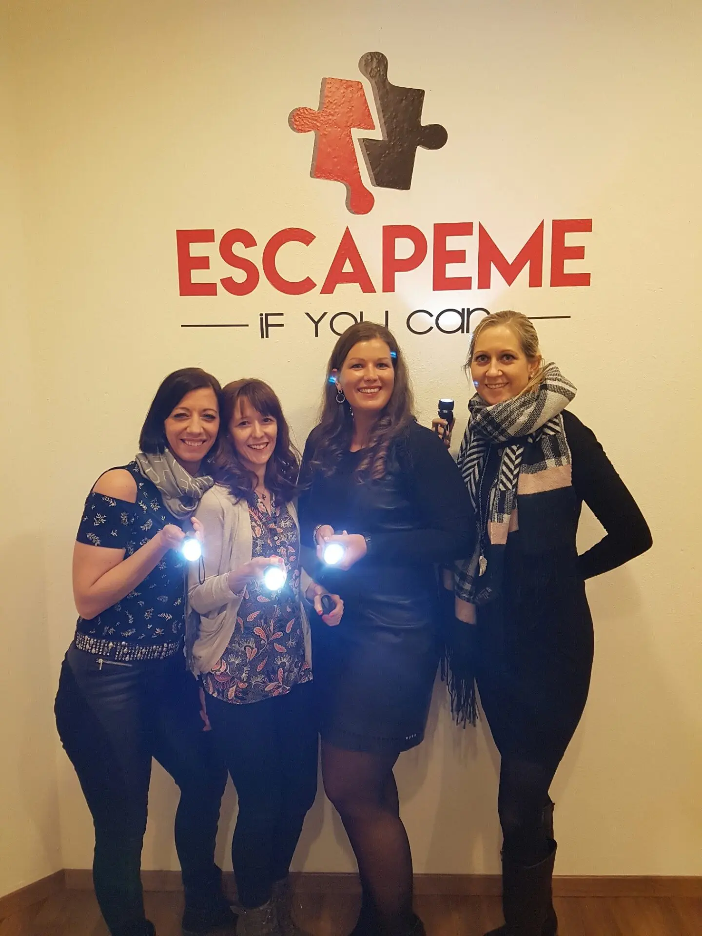 Gruppe löst Escape Room Haus im Wald bei EscapeMe