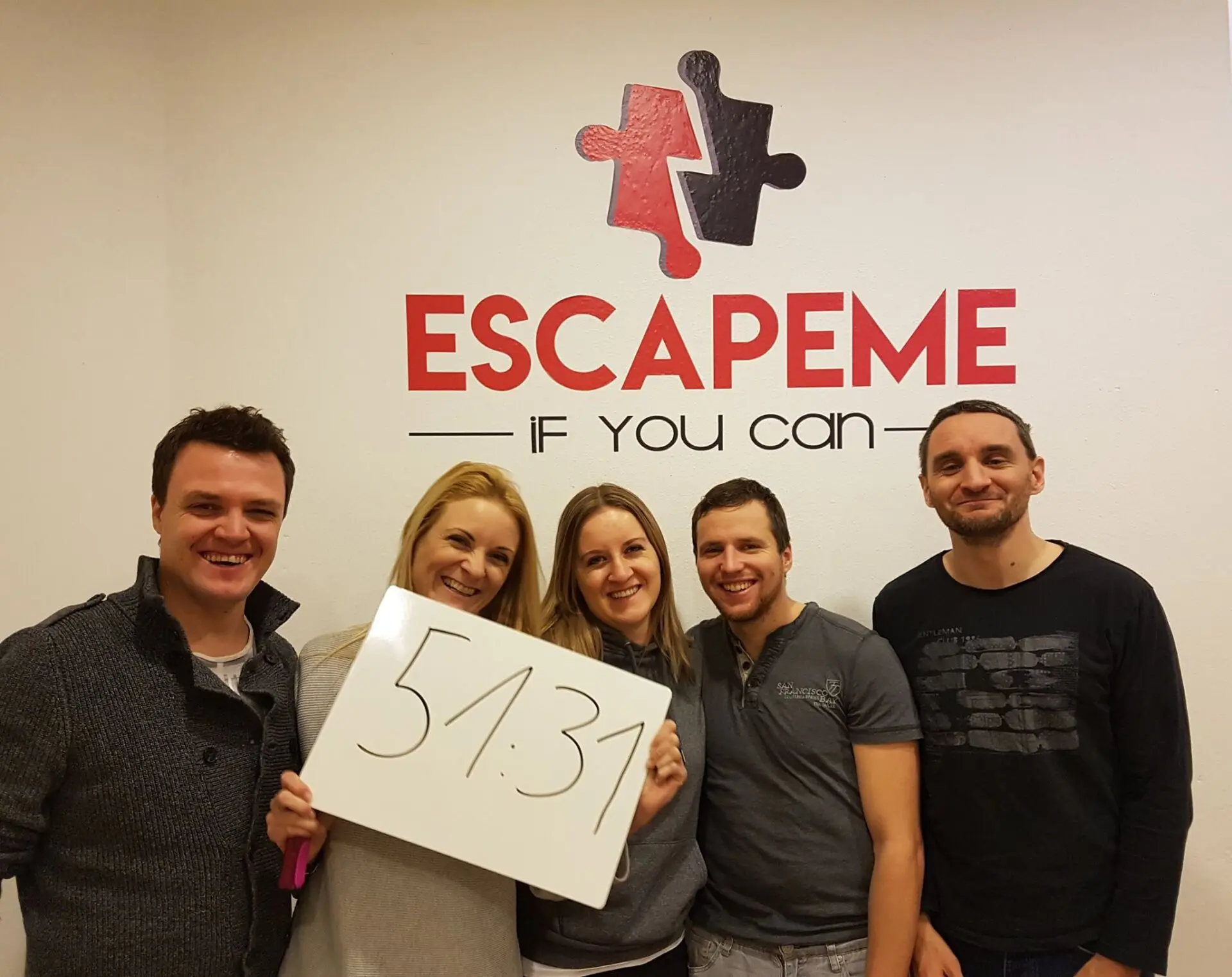 Glückliches Team nach 60 Minuten Escape Room Spannung