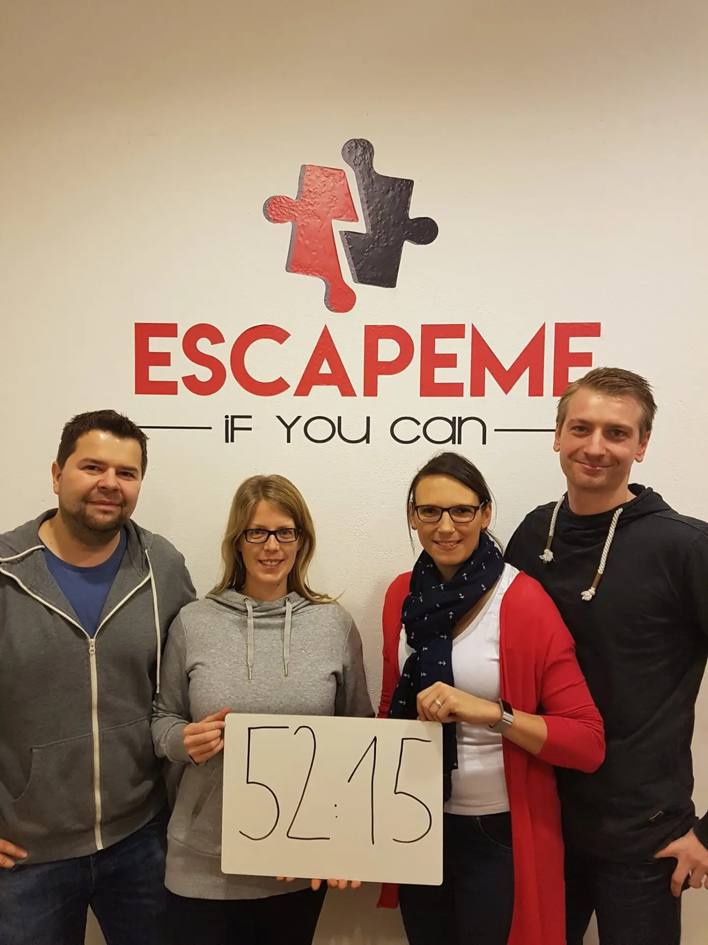 Escape Room Gruppenfofo nach dem Spiel bei EscapeMe
