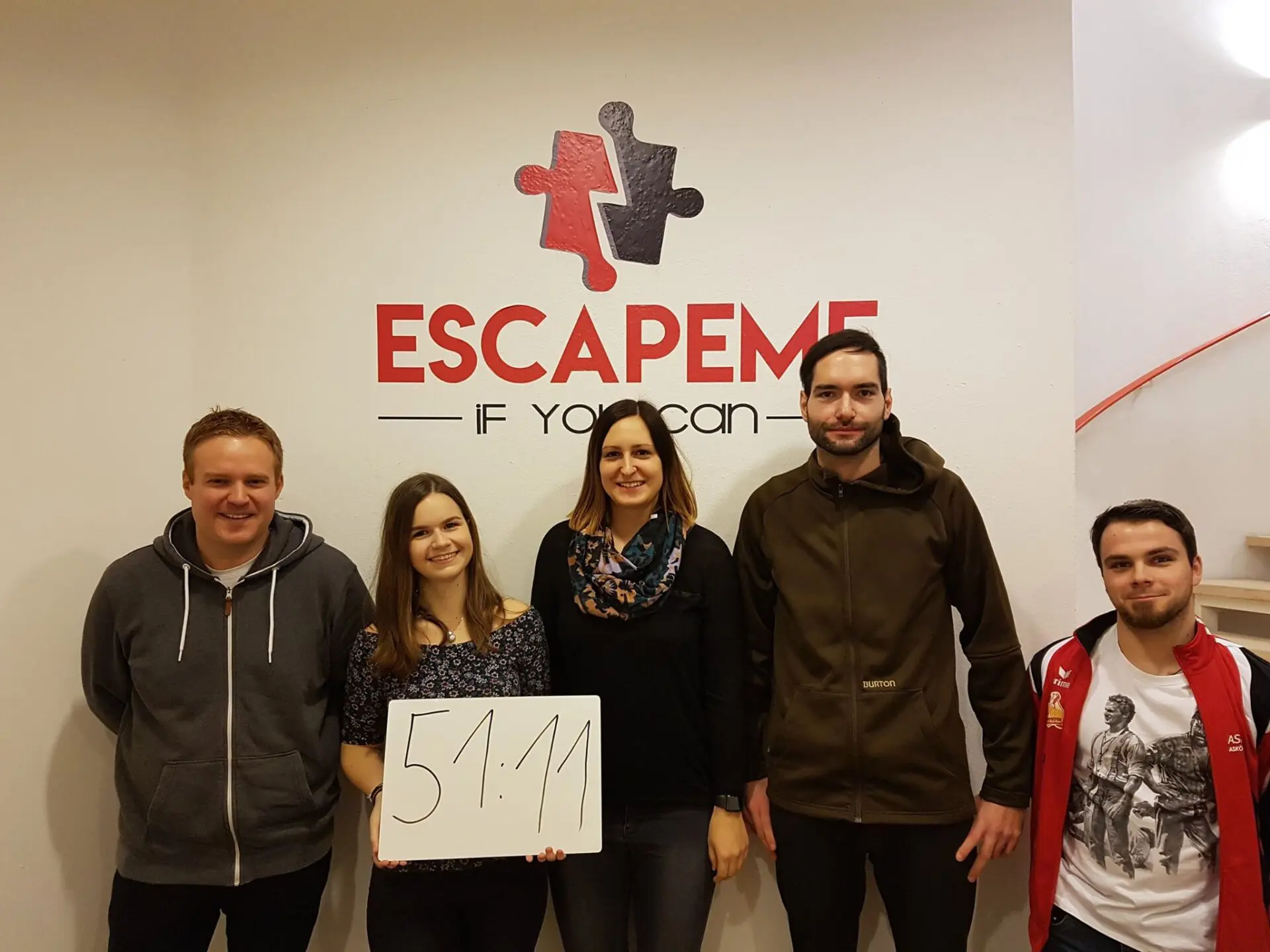 Freundesgruppe nach dem Escape Room Abenteuer in Linz