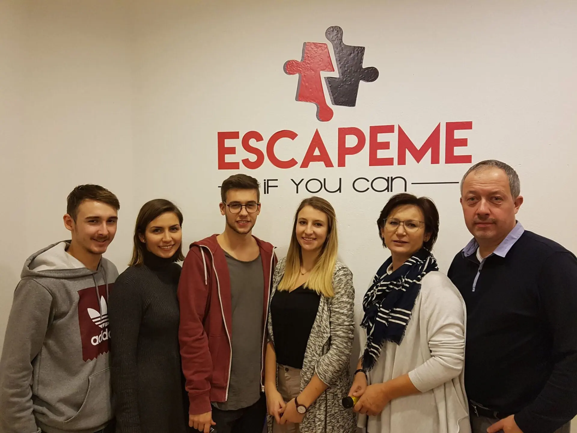 Team nach erfolgreichem Escape Room Abenteuer bei EscapeMe Linz