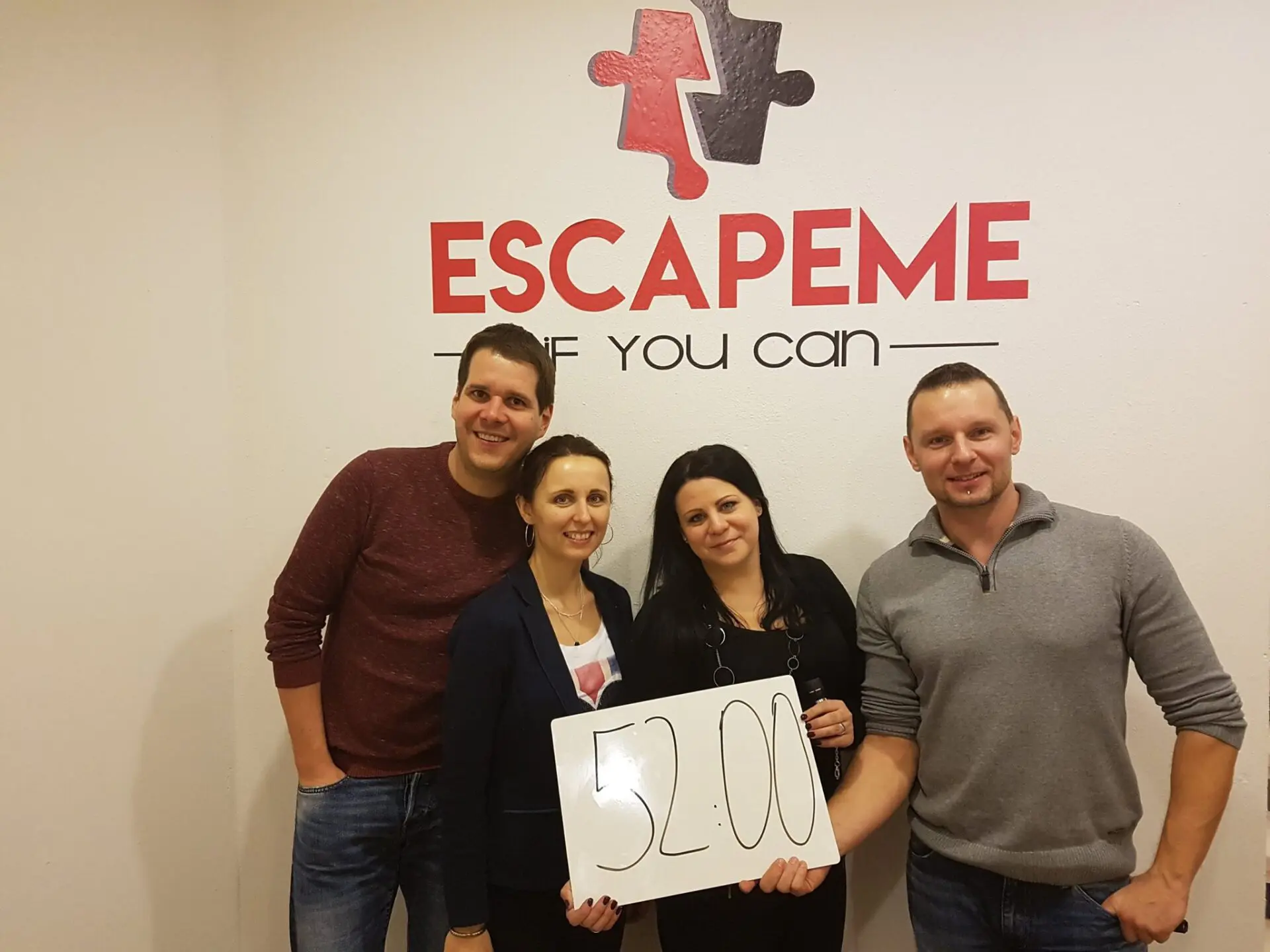 Gruppe löst Escape Room Haus im Wald bei EscapeMe