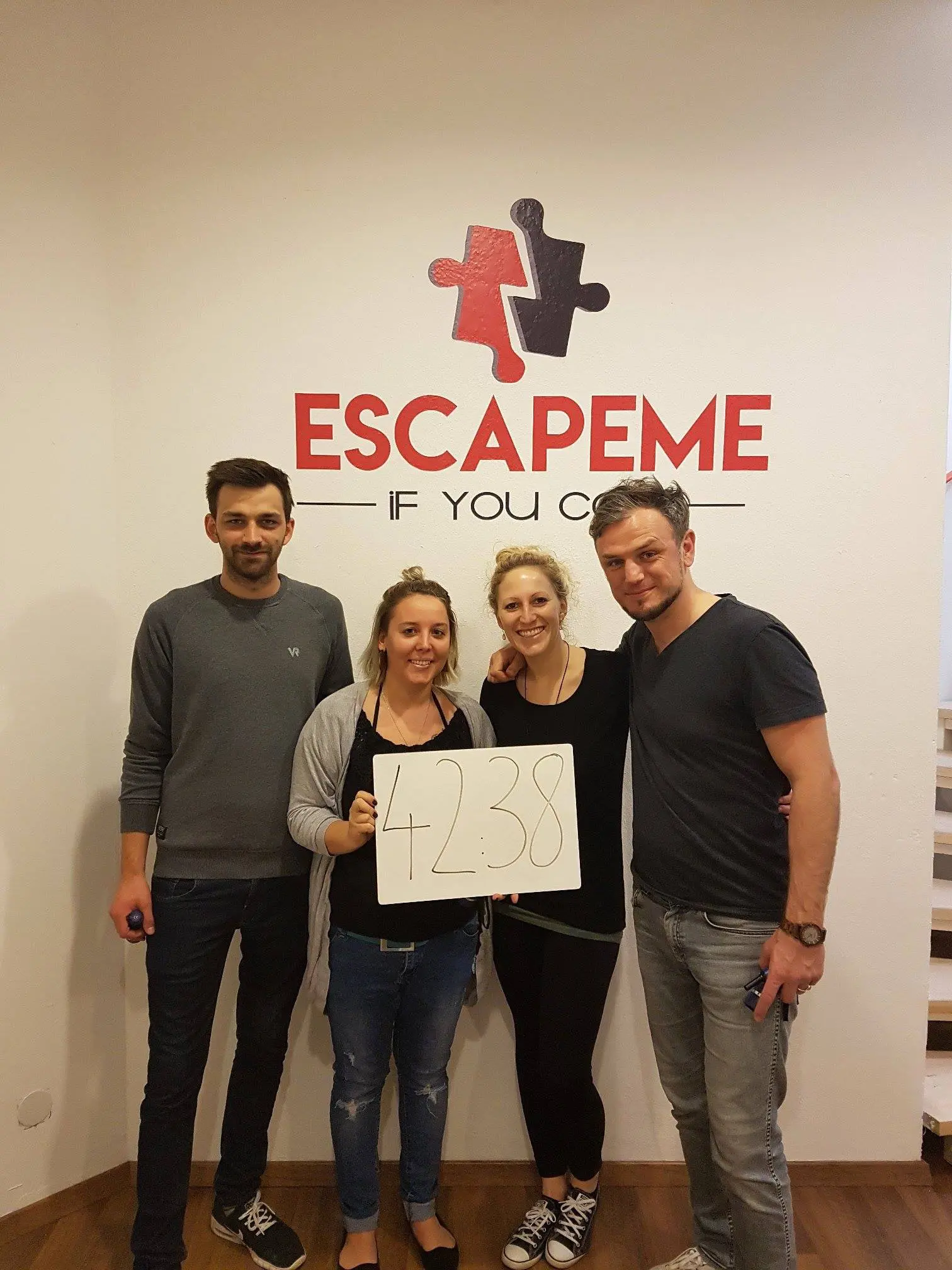 Spieler nach dem Knacken der Rätsel bei EscapeMe Linz