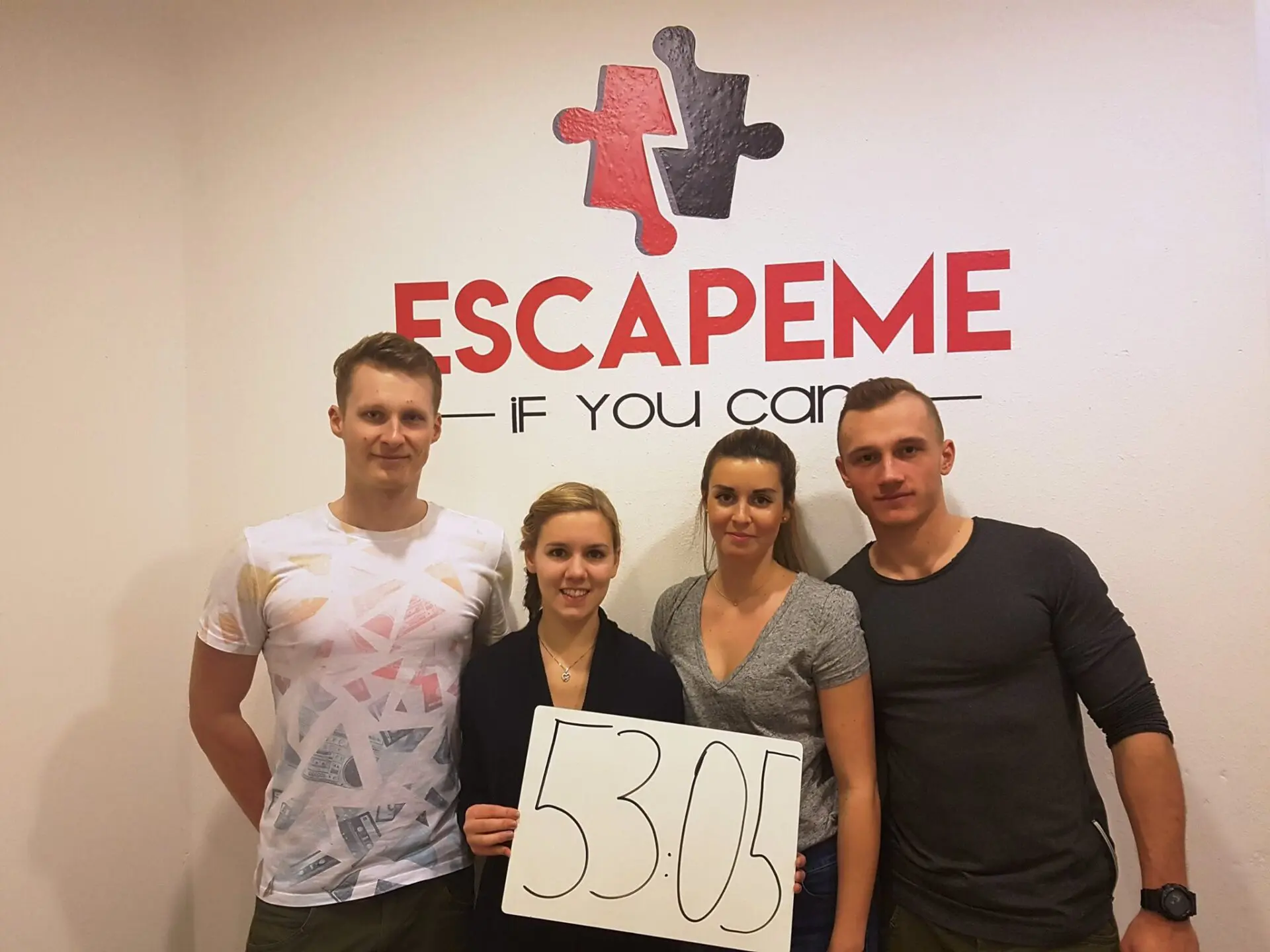 Freundesgruppe nach dem Escape Room Abenteuer in Linz