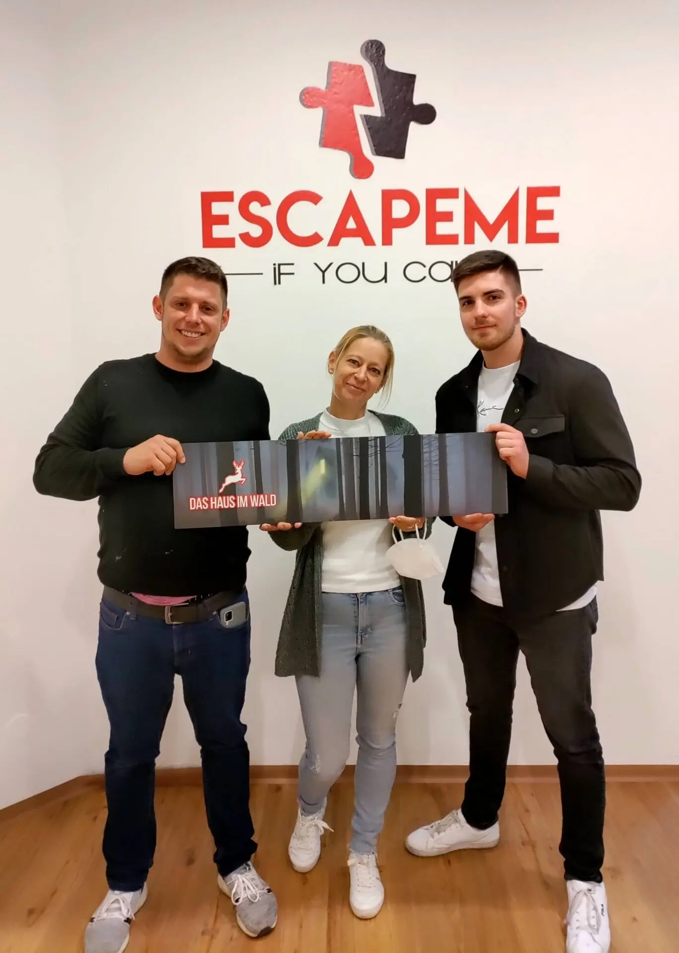 Gruppe löst Escape Room Haus im Wald bei EscapeMe
